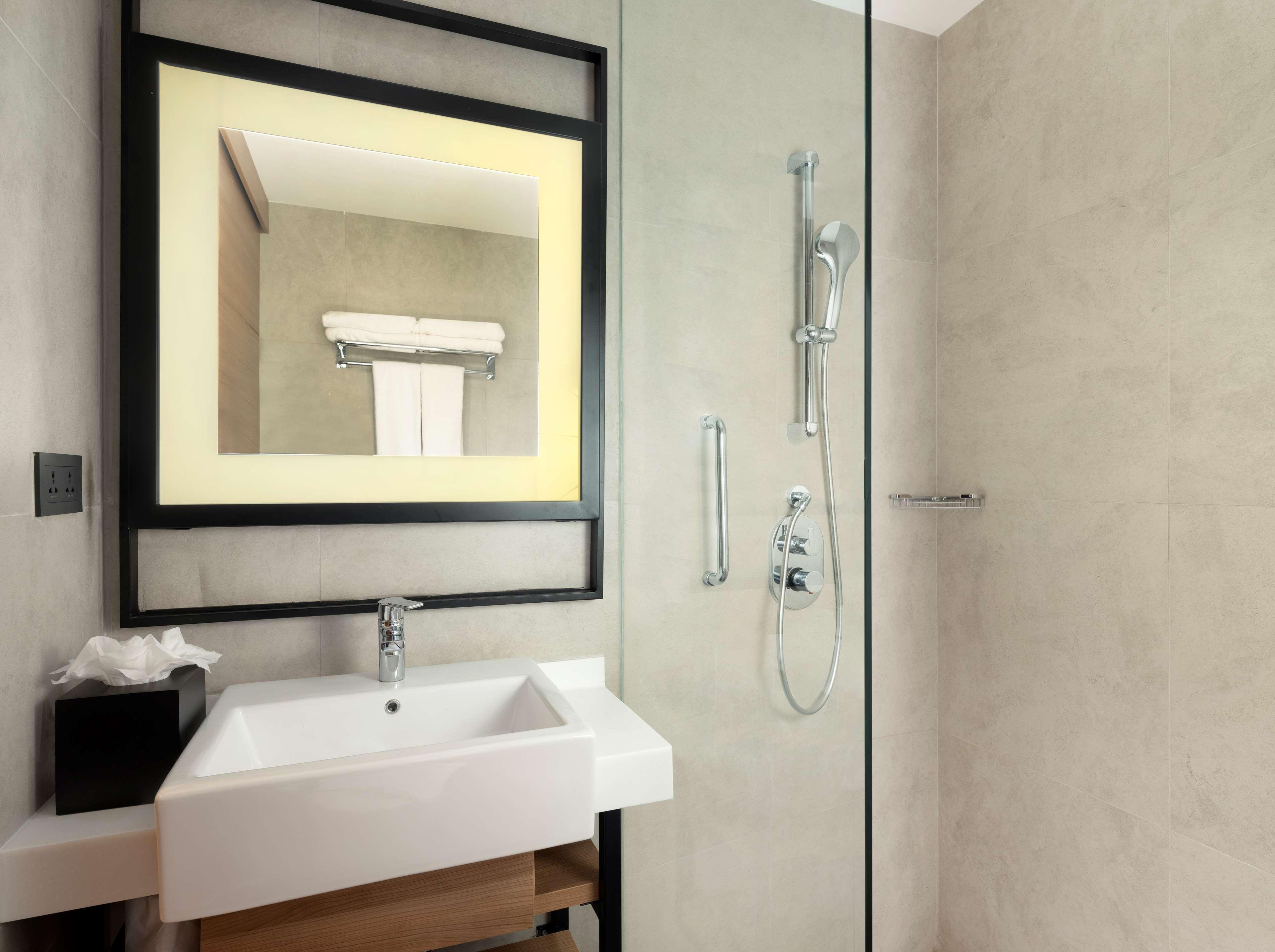 Hilton Garden Inn Jakarta Taman Palem Eksteriør billede
