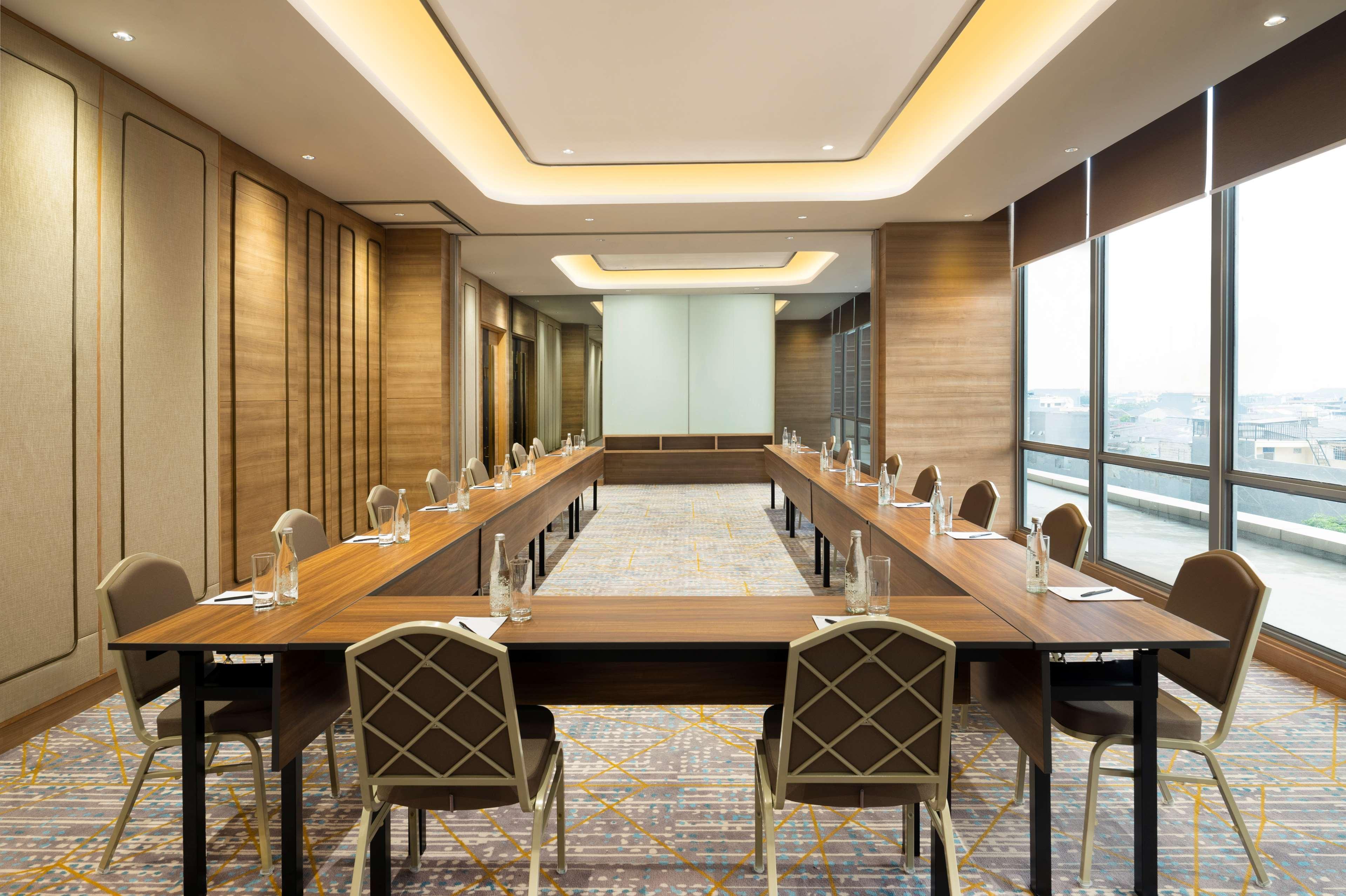 Hilton Garden Inn Jakarta Taman Palem Eksteriør billede