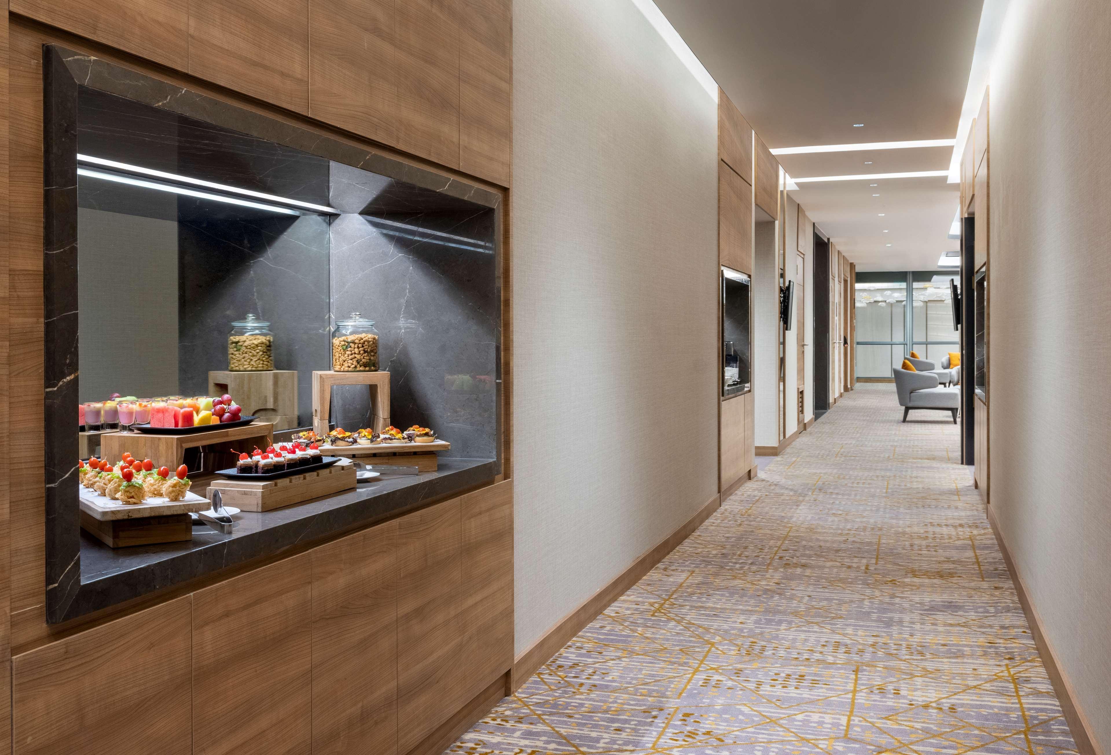Hilton Garden Inn Jakarta Taman Palem Eksteriør billede