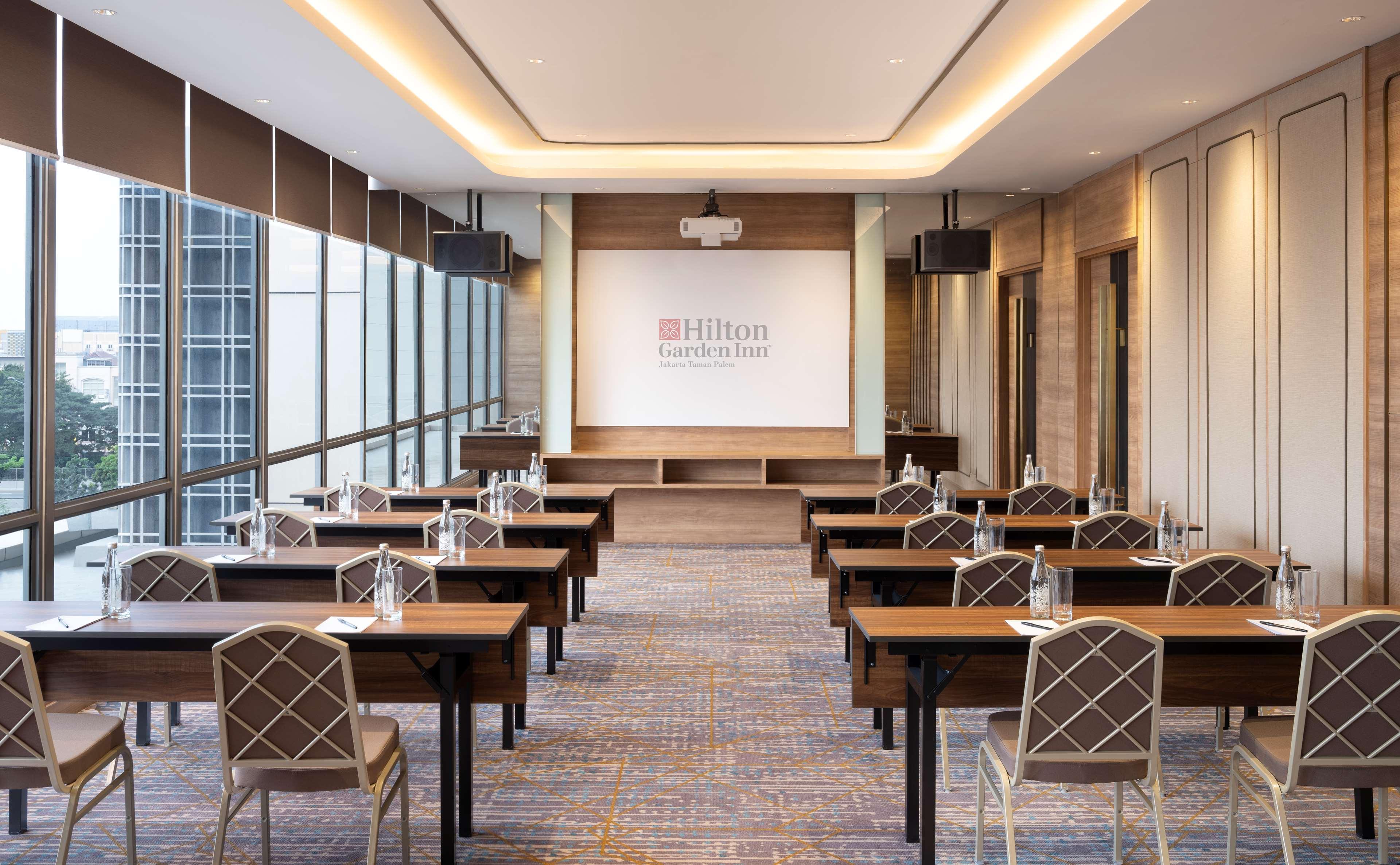 Hilton Garden Inn Jakarta Taman Palem Eksteriør billede