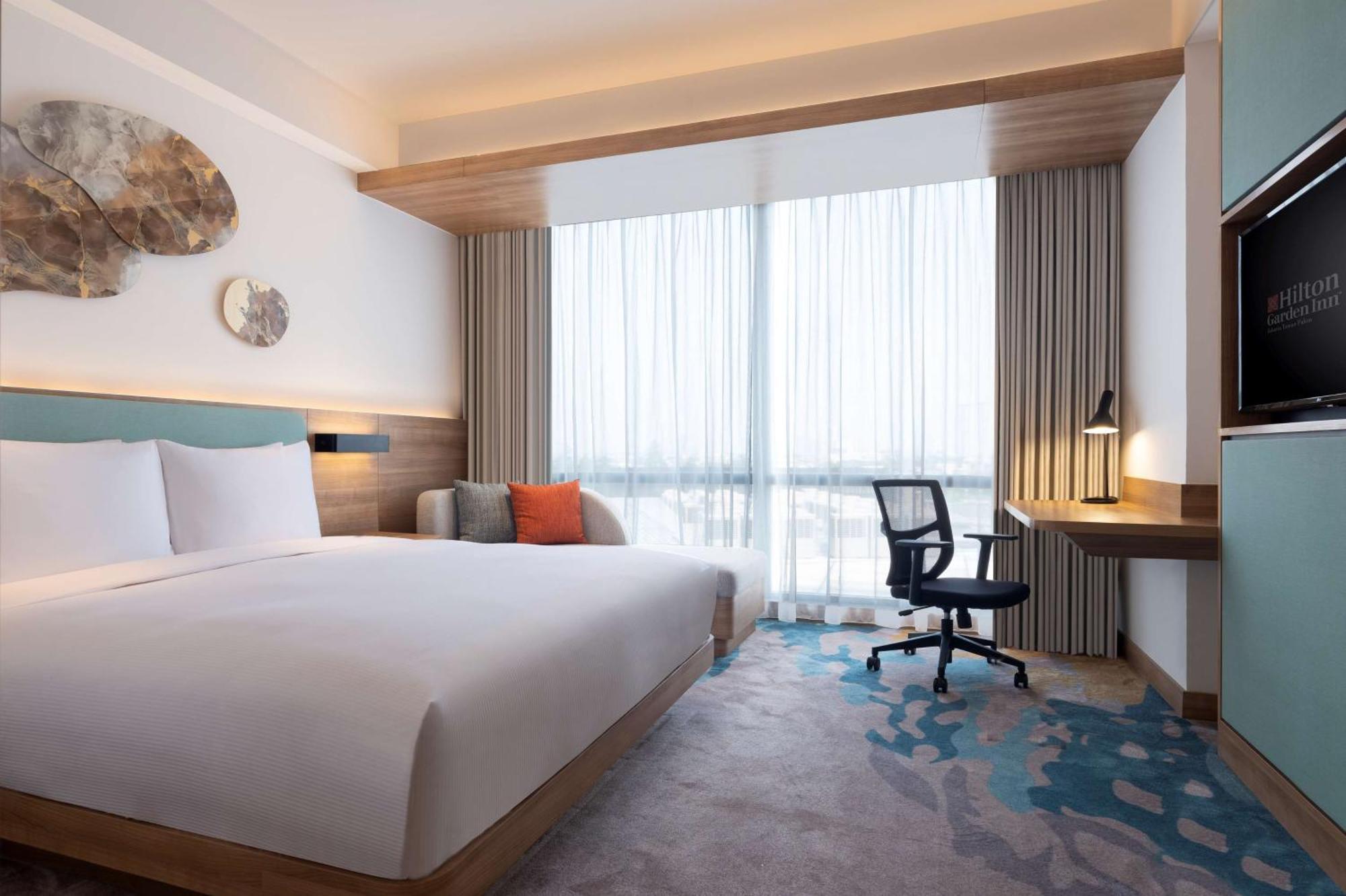 Hilton Garden Inn Jakarta Taman Palem Eksteriør billede