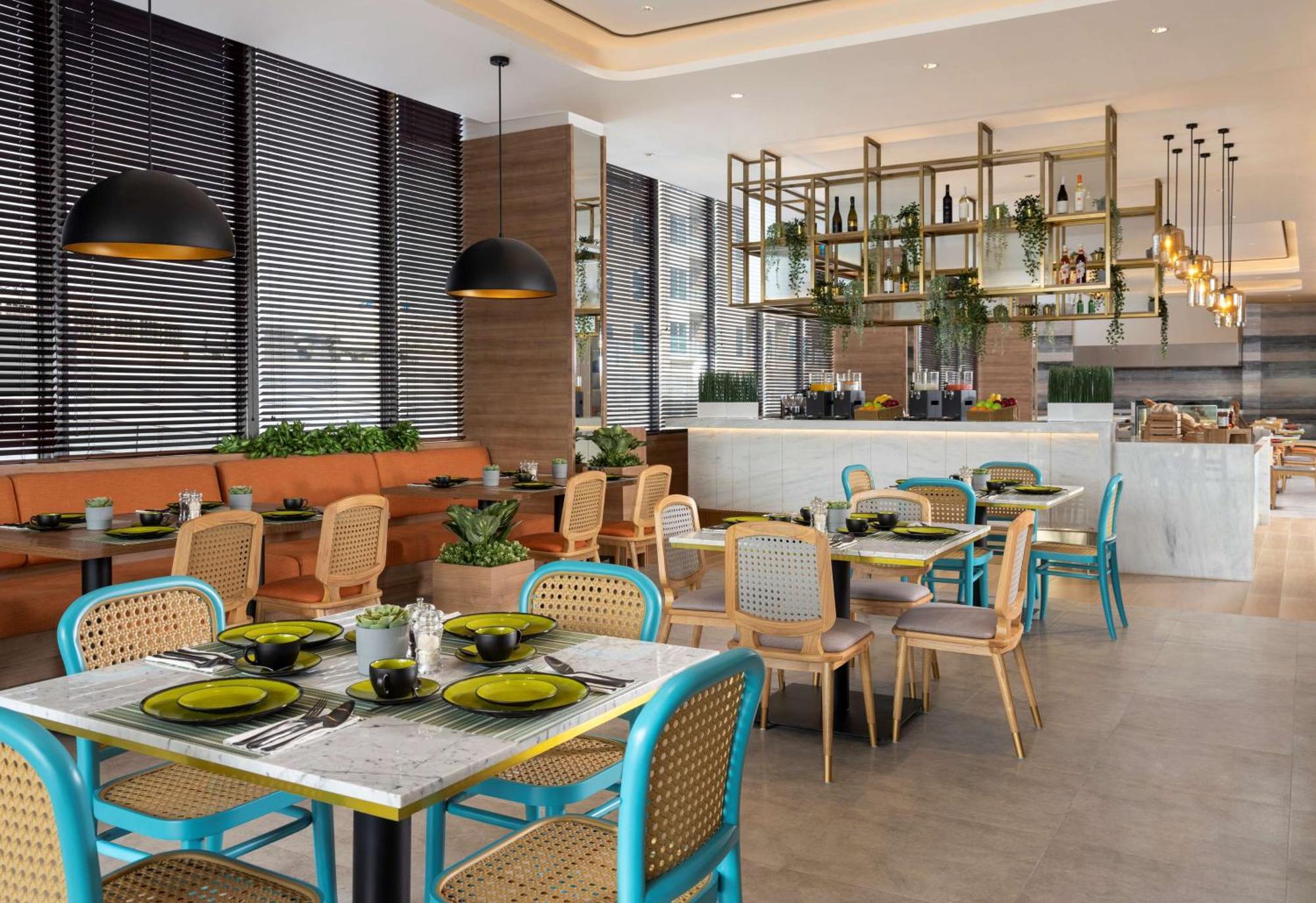 Hilton Garden Inn Jakarta Taman Palem Eksteriør billede