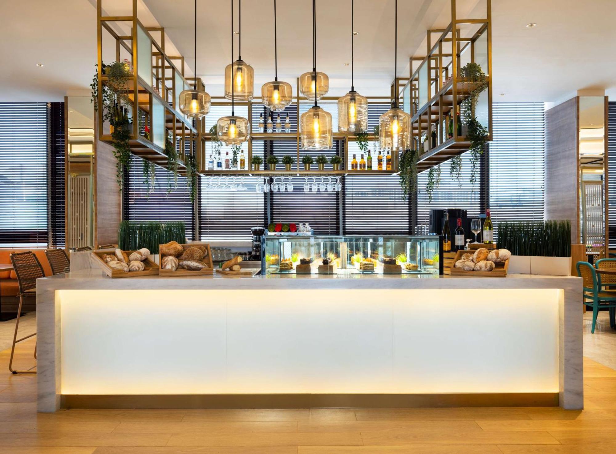 Hilton Garden Inn Jakarta Taman Palem Eksteriør billede