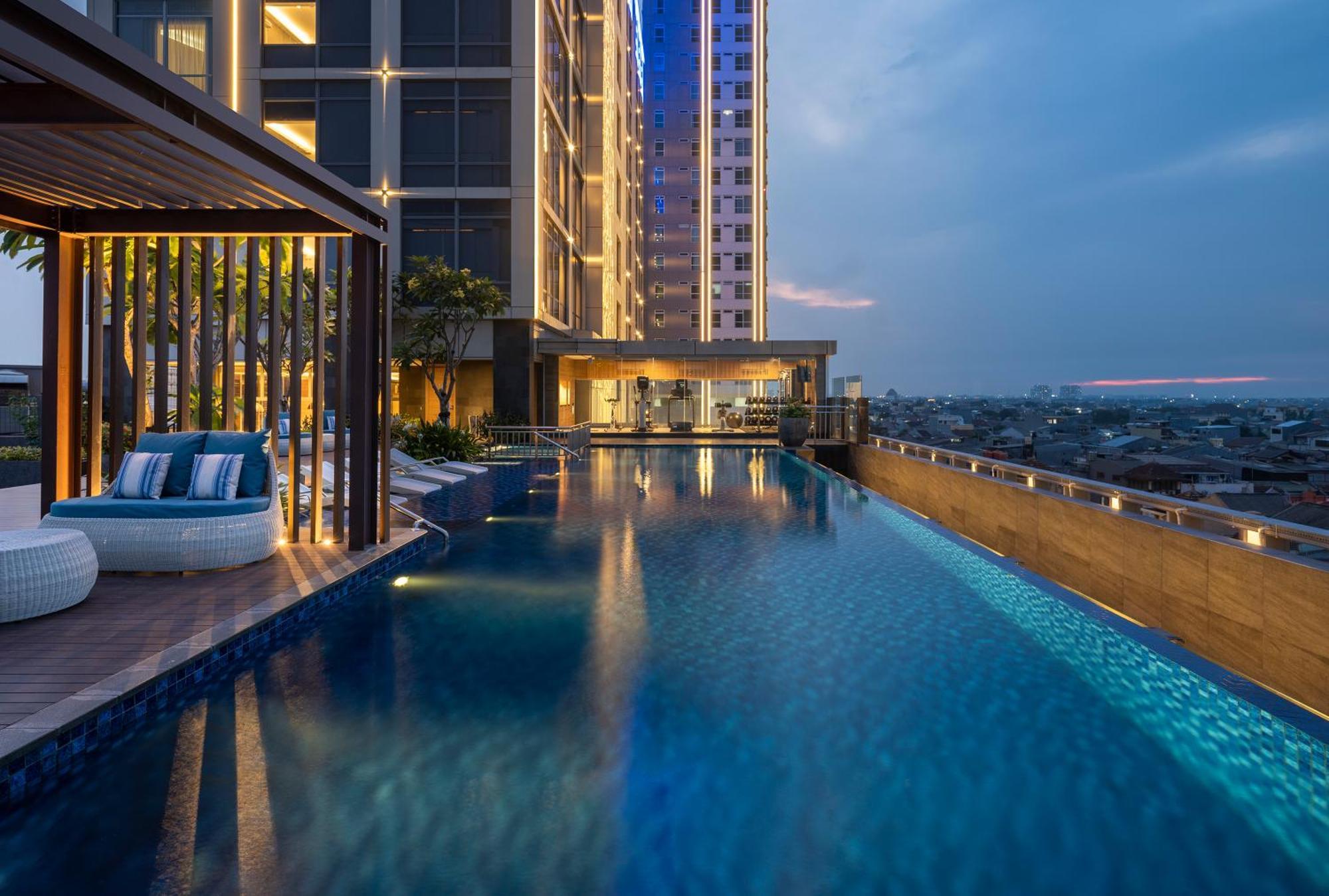 Hilton Garden Inn Jakarta Taman Palem Eksteriør billede
